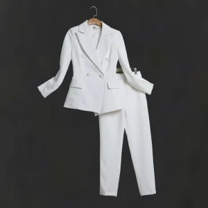 costume blanc pour femme élégant