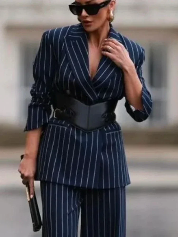 Costume moderne pour femme